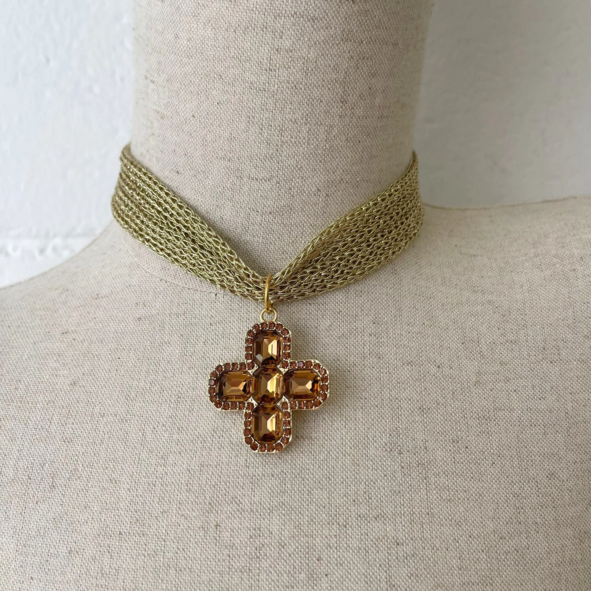 COLLAR CRUZ CUADRADA CON MALLA METALIZADA